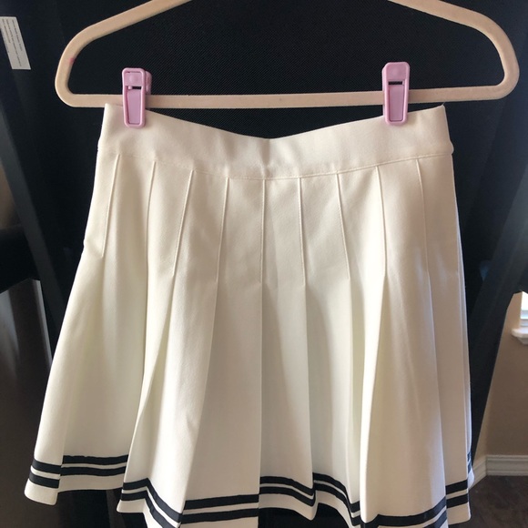 Pleated skirt size medium, Elastic waist band - Picture 2 of 3